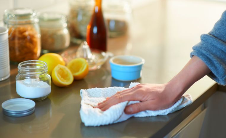 Kitchen cleaning Beeld Getty Images 