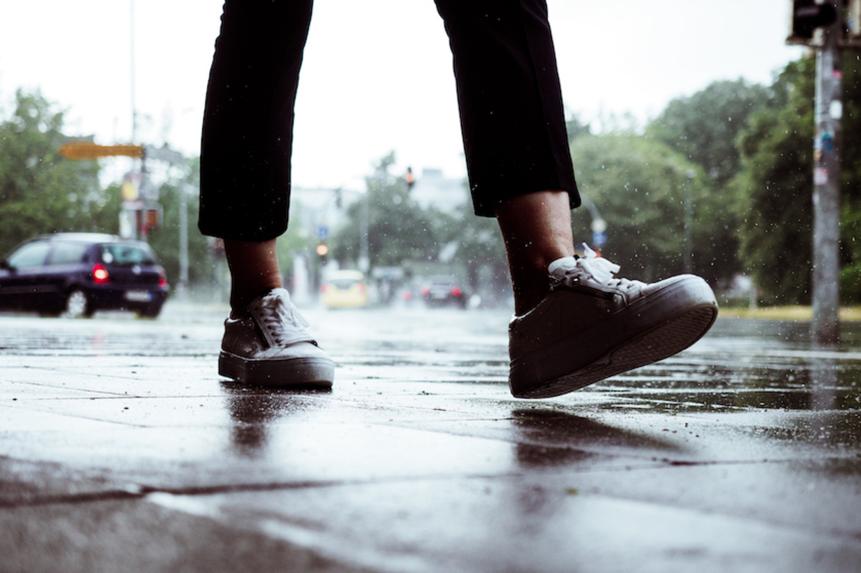 Met déze schoenen kun je het beste door de regenplassen stappen