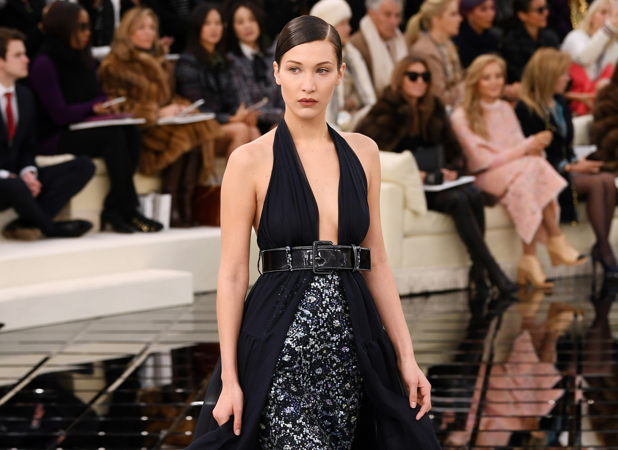 OMG! Bella Hadid toont borsten op Dior-feestje in Parijs - Flair